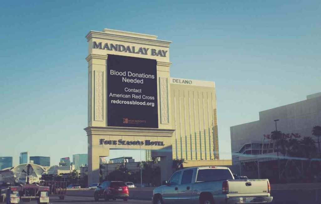 mandalay bay pool (2)