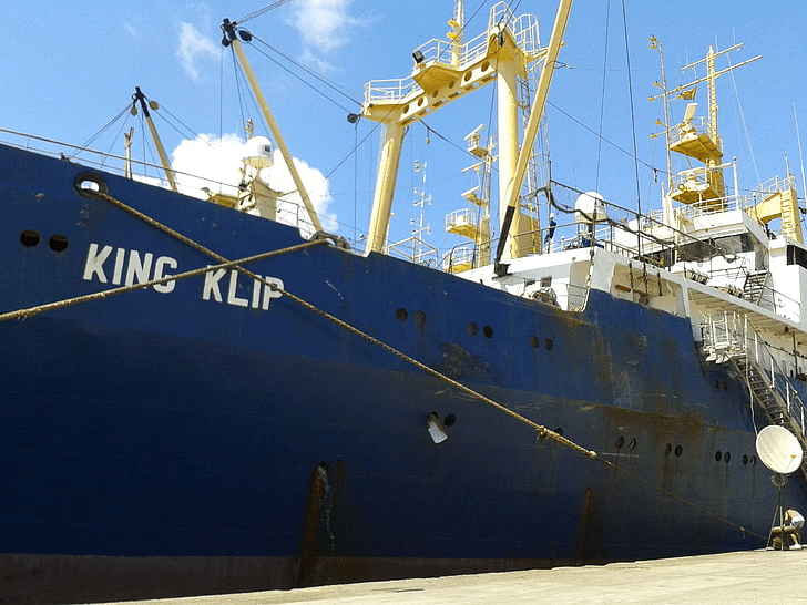 Can You Fish While Moving on a Cargo Ship: A Comprehensive Guide
